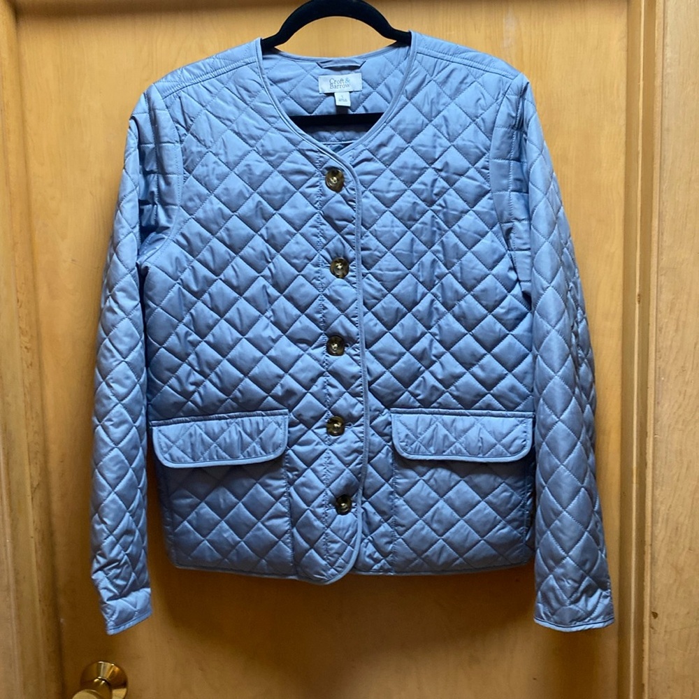 Lightweight quilted jacket. Size small. Great condition.